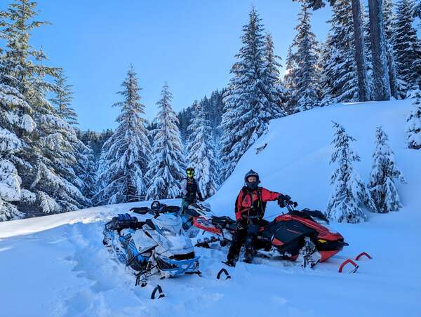 SNOWMOBILING RELOAD OVER BEELER PASS